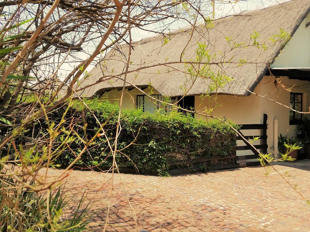 Pine Tree Lodge Midrand Extérieur photo